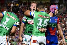 Zac Hosking (centre) has enjoyed a bright start to NRL life at unbeaten Canberra. (Dan Himbrechts/AAP PHOTOS)