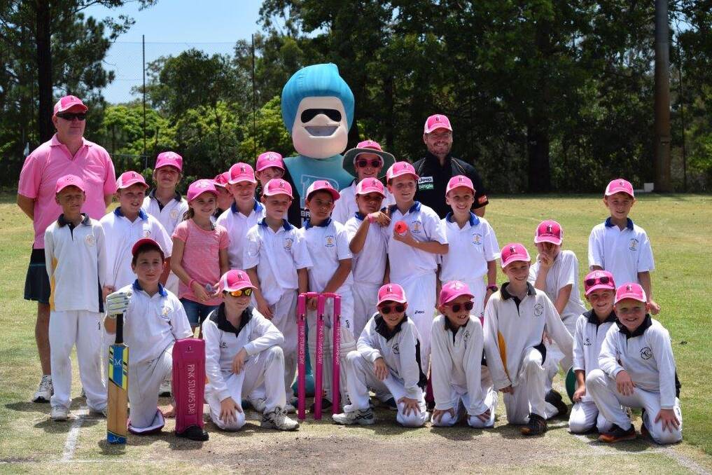 Under 10’s Park Ridge and Moggil teams with Heater from the Brisbane Heat. Photo: Supplied