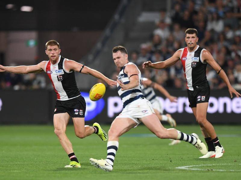 Patrick Dangerfield clinched a thrilling eight-point win for Geelong over St Kilda. (Julian Smith/AAP PHOTOS)