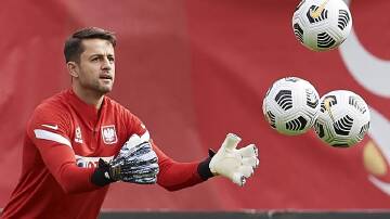 Veteran Lukasz Fabianski has extended his time at West Ham by signing a new one-year EPL contract.